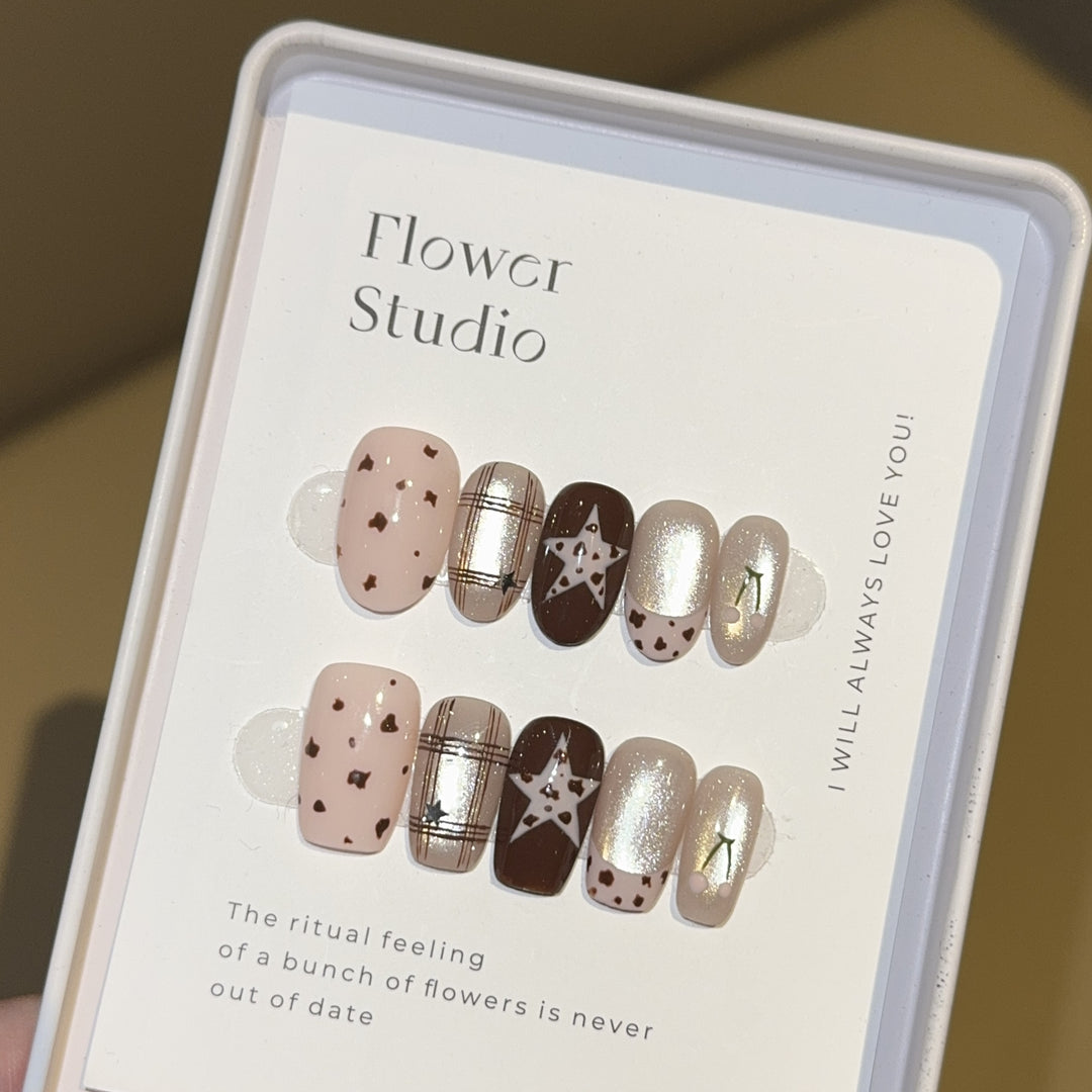 Artificial Nails in Elegant Flower Design Stornfield