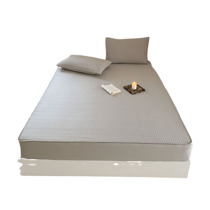 Padded mattress protector with fine quilted texture and all-round elastic band