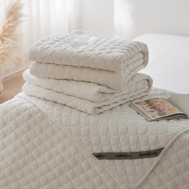 Quilted thermoregulating mattress topper with 3D quilting and non-slip underside