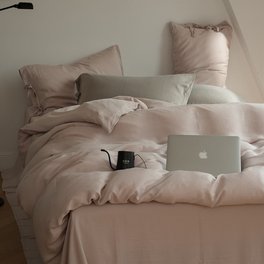 Bedding set made of finely woven cotton satin with ties, fitted sheet, and quilted blanket