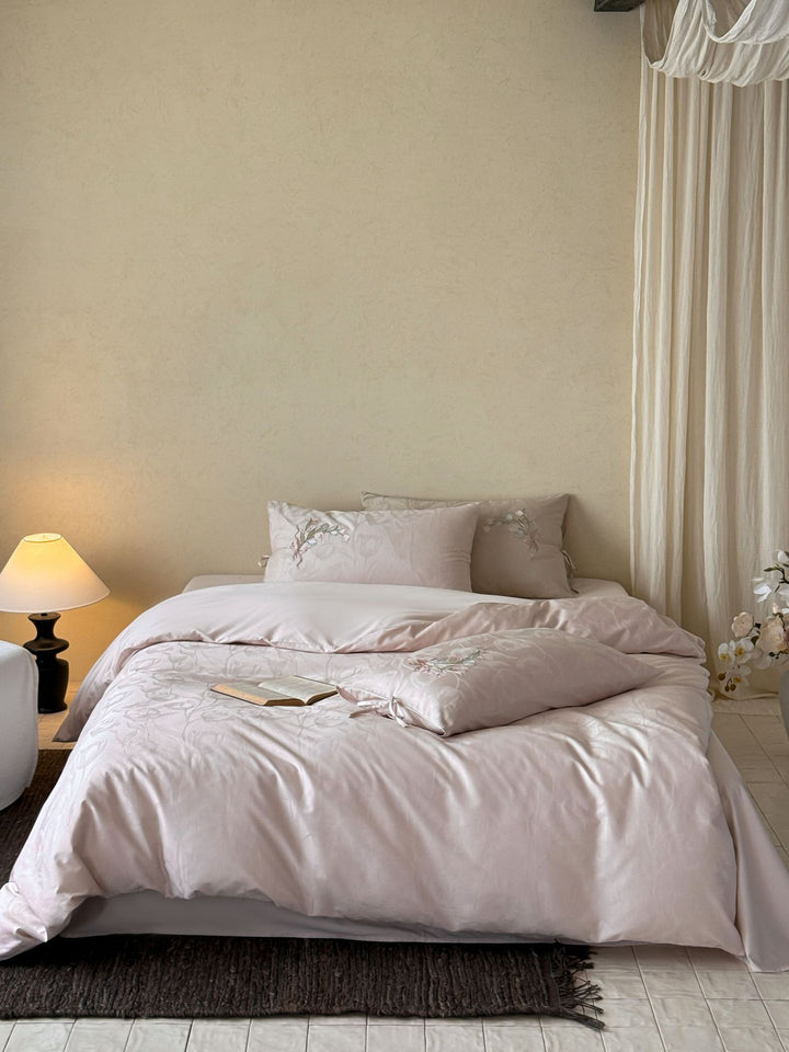 Jacquard bedding set made of cotton satin with floral relief structure Stornfield