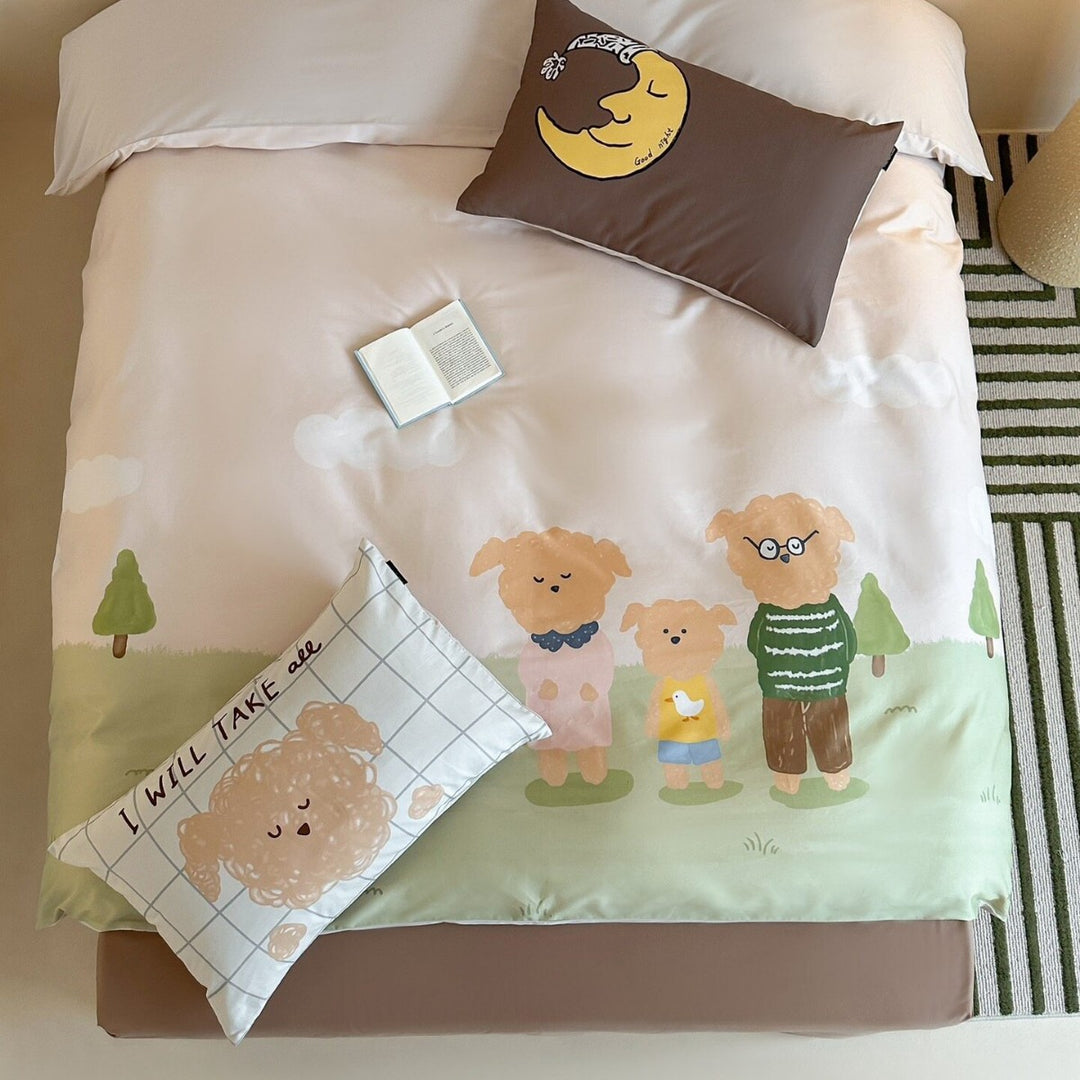 Multi-piece duvet cover and pillowcase set made of cotton muslin with illustrative teddy bear family print