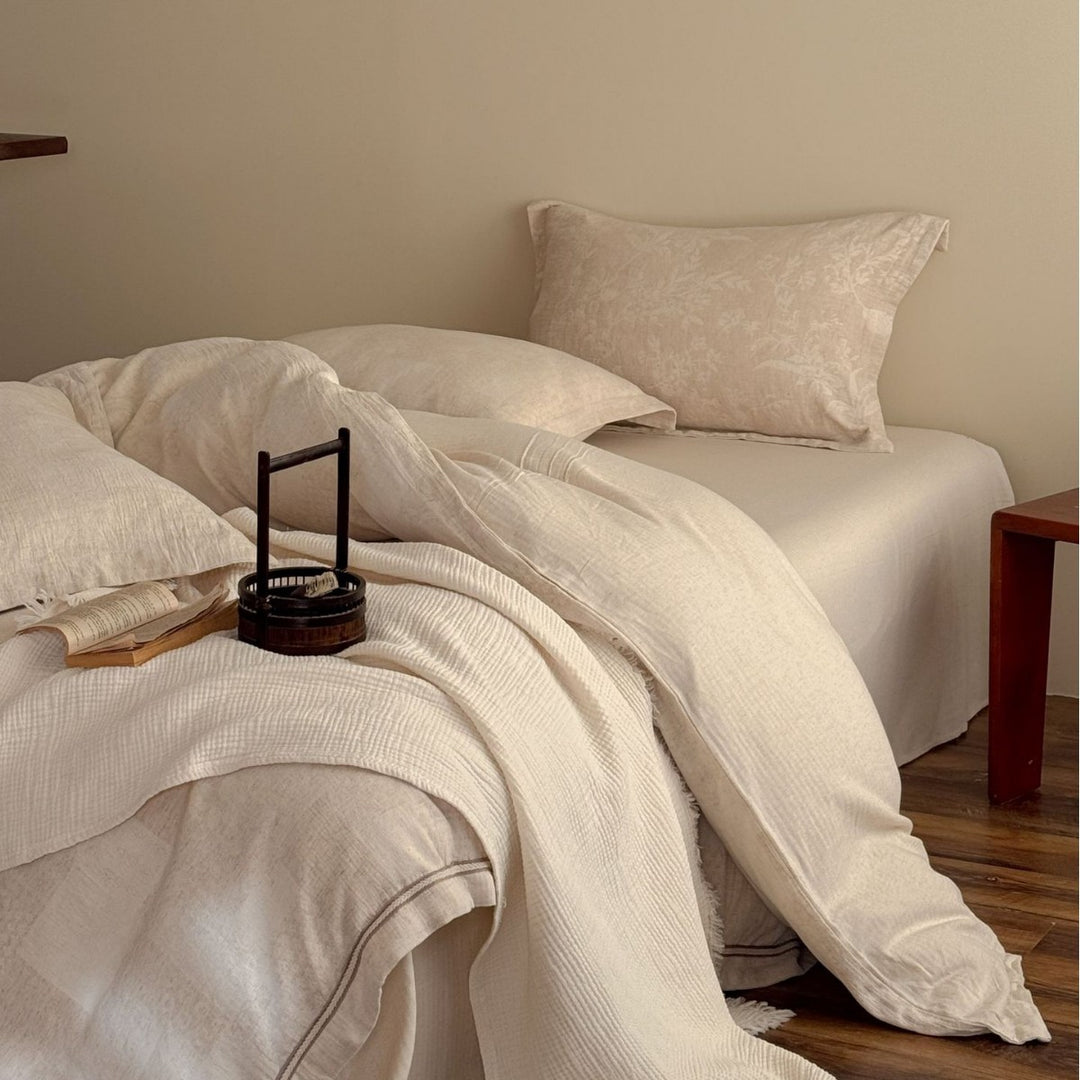 Linen bed linen set with subtle jacquard relief and stonewashed look