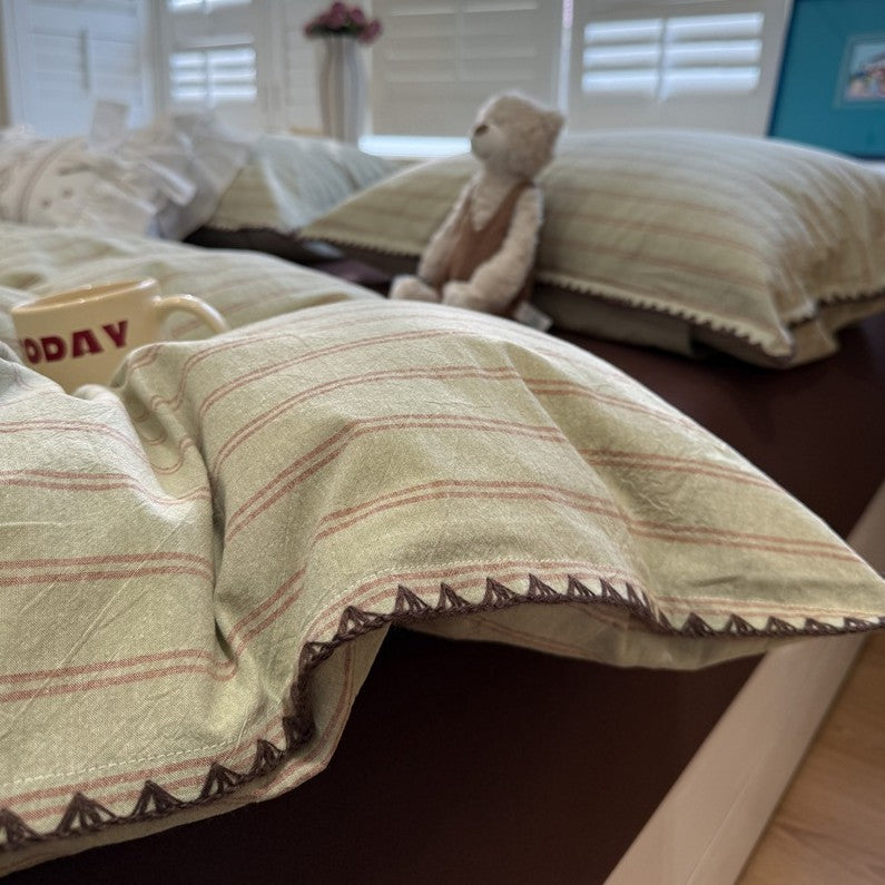 Lightweight Checkered Bedding Set