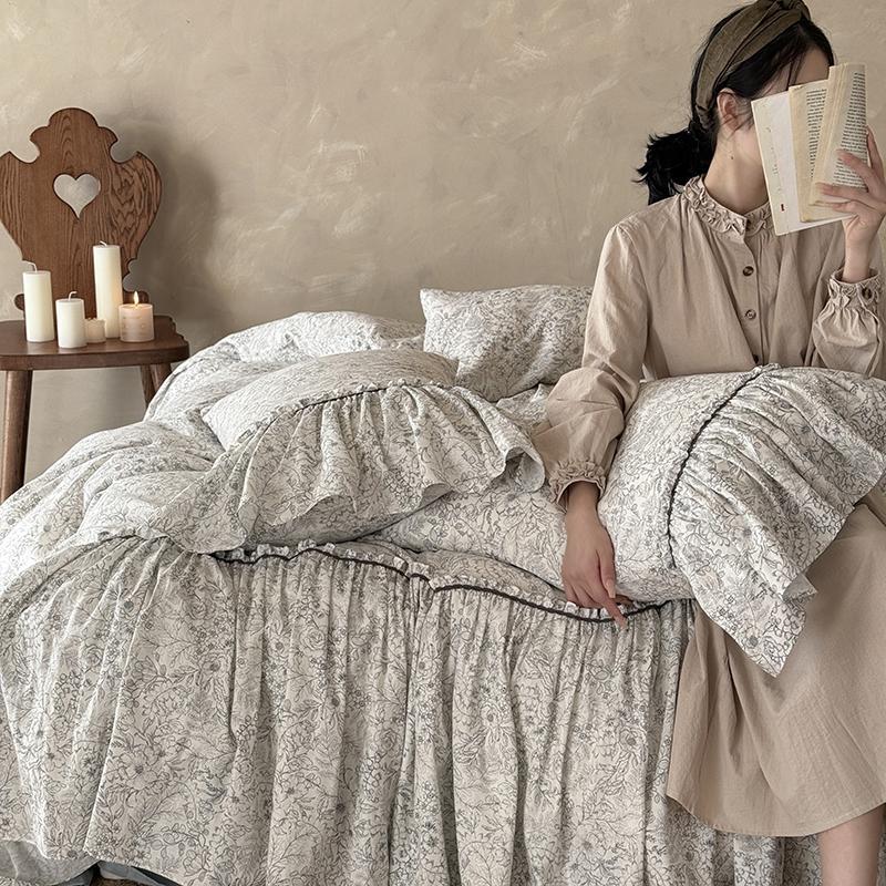 Ruffled bedding set with frill, fine floral pattern and contrasting piping
