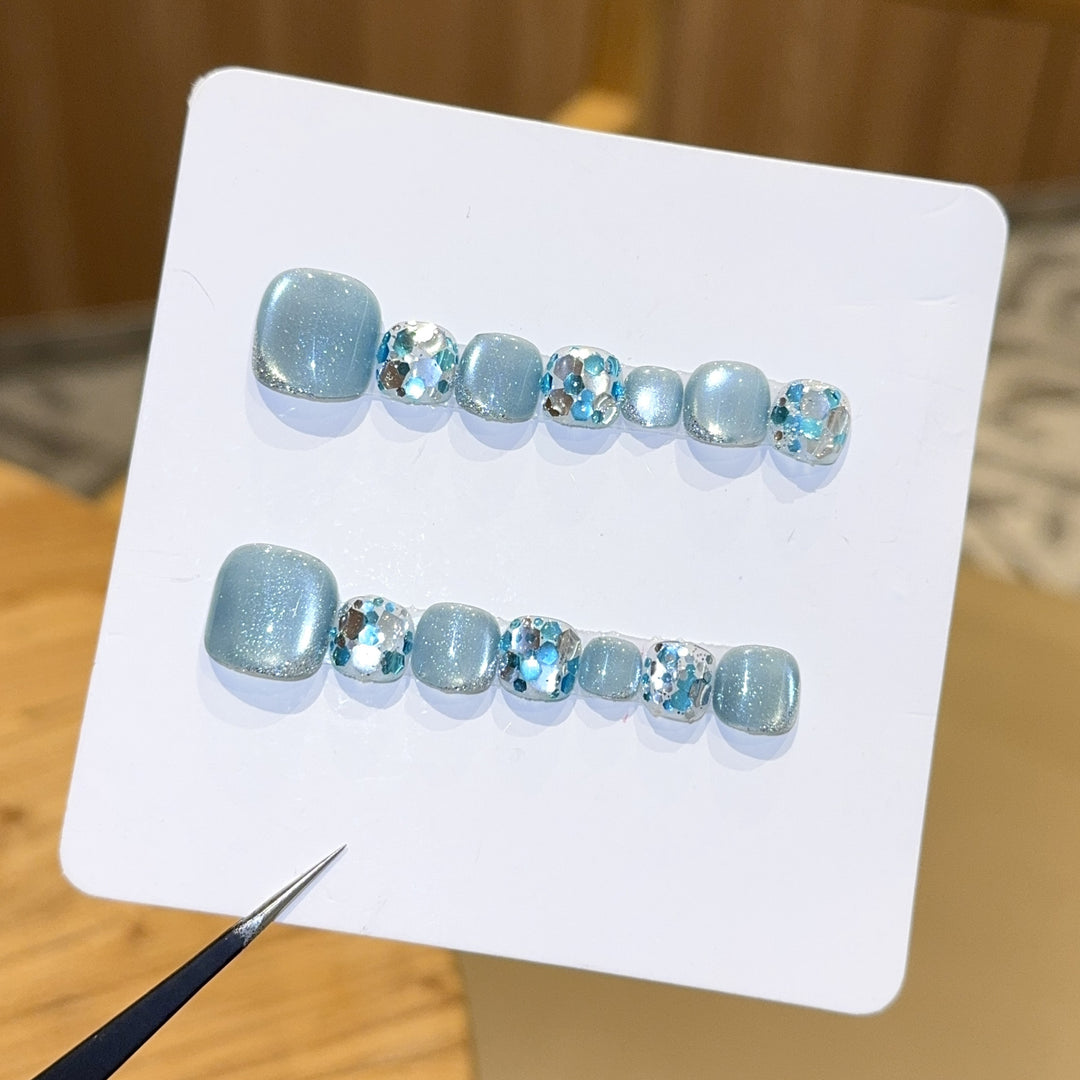 Glamorous artificial nails in the cool glitter design Stornfield