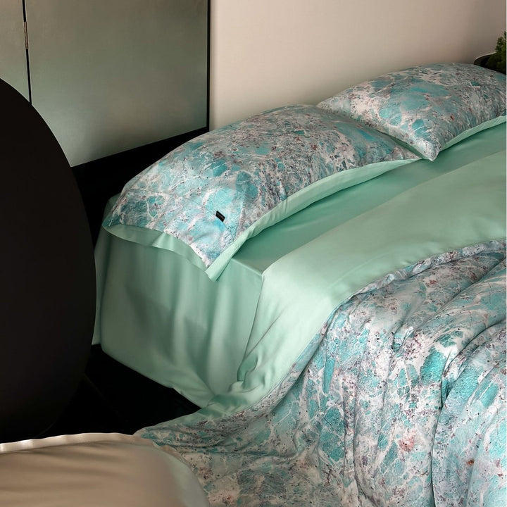 Satin bedding set with marble print, extra-fine satin and hotel closure