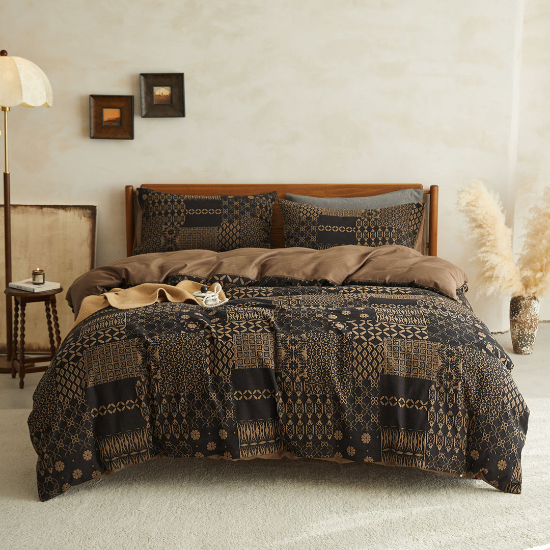 Patchwork bedding set made of cotton blend with reversible function and light quilting