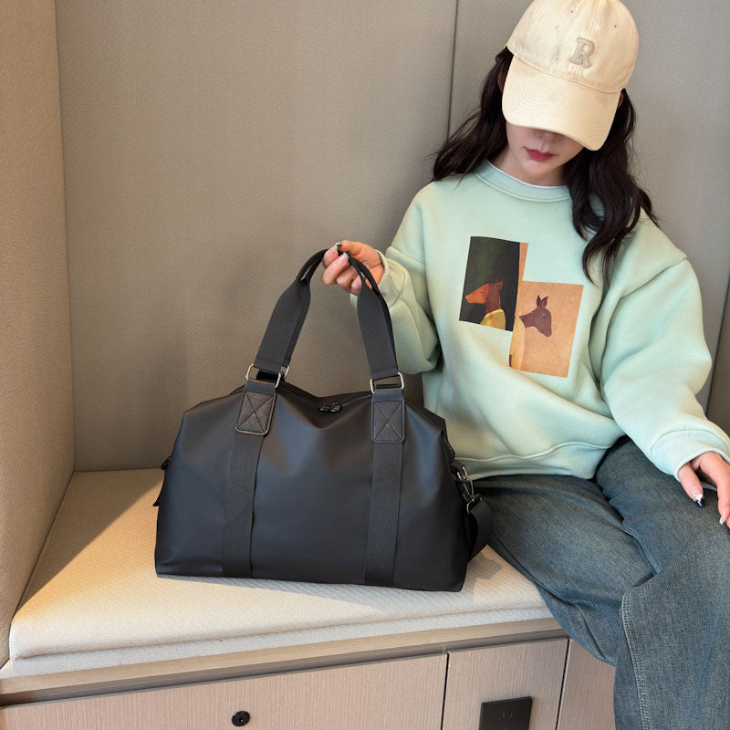 Sporty travel bag with water-repellent properties and ergonomic carrying handles Stornfield