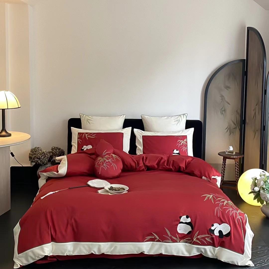 Duvet cover set made of cotton satin with applied animal embroidery and contrasting hem edge
