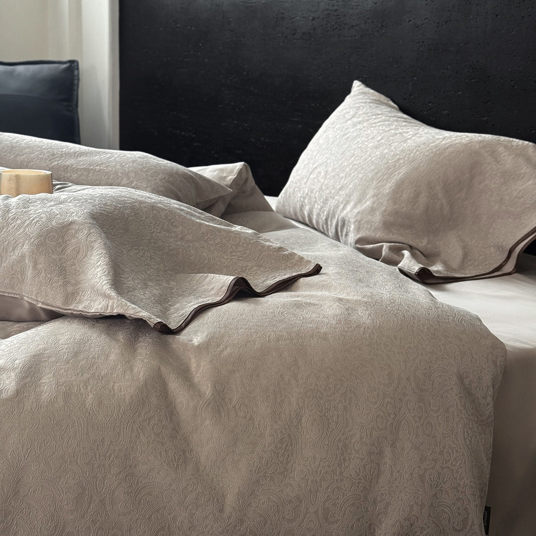 Bedding set made of jacquard cotton with paisley relief and contrast piping