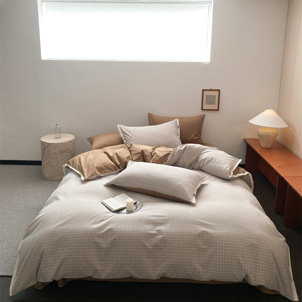 Reversible bedding set made of breathable cotton satin with a fine check pattern