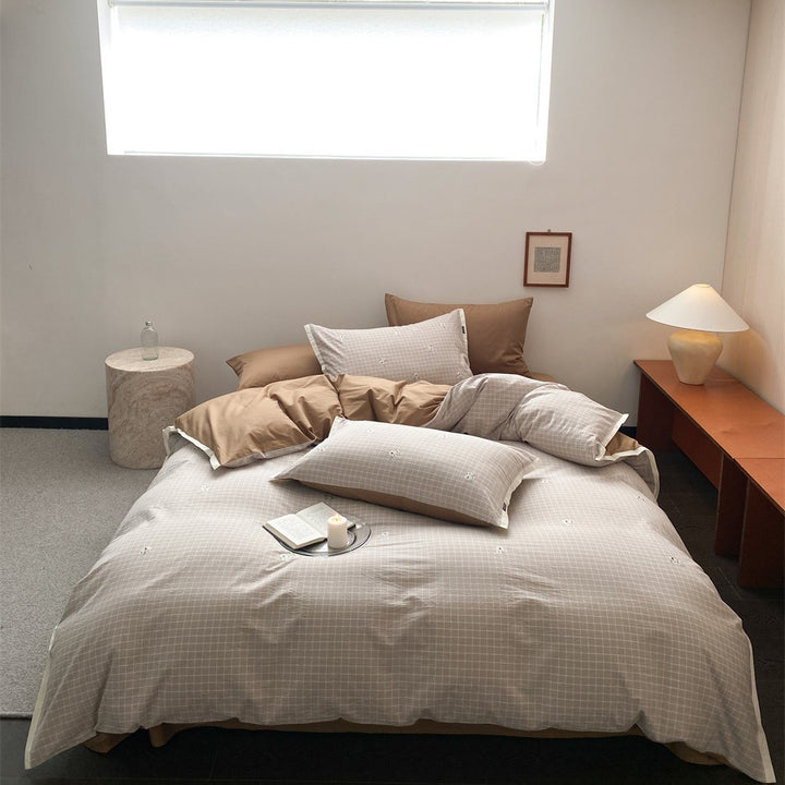 Reversible bedding set made of breathable cotton satin with a fine check pattern