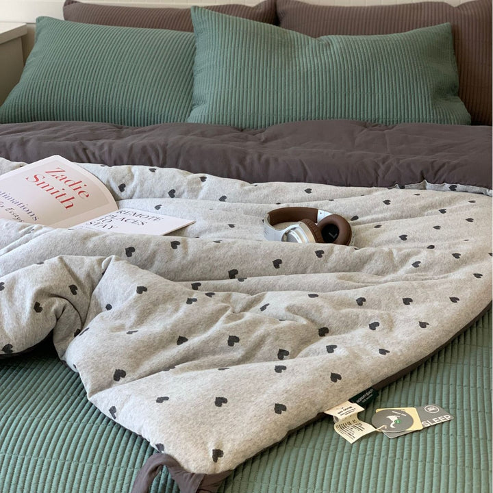 Light quilted blanket with bear jacquard and cotton jersey surface