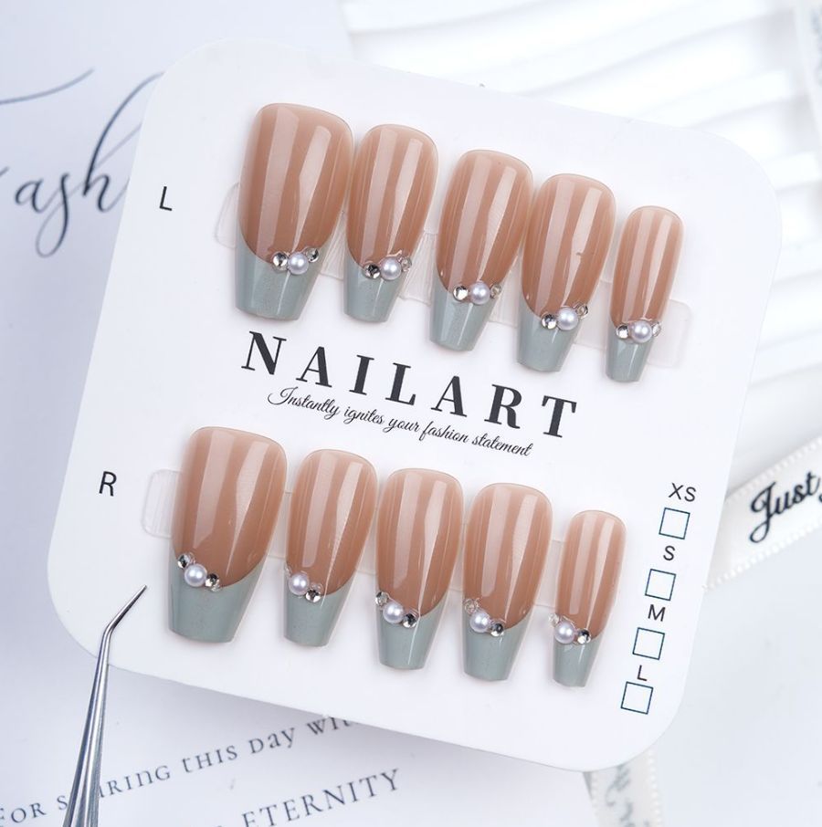 Playful artificial nails with glitter and colorful patterns Stornfield