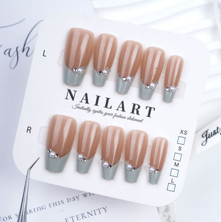 Playful artificial nails with glitter and colorful patterns Stornfield