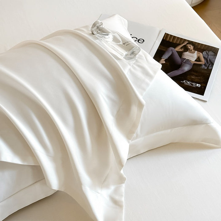 Luxurious silk-soft pillowcase made of satin with anti-wrinkle effect