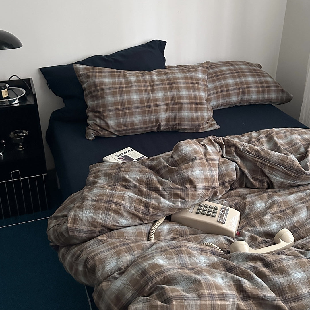 Checked bedding set made of linen-cotton mix with fitted sheet and pillowcases