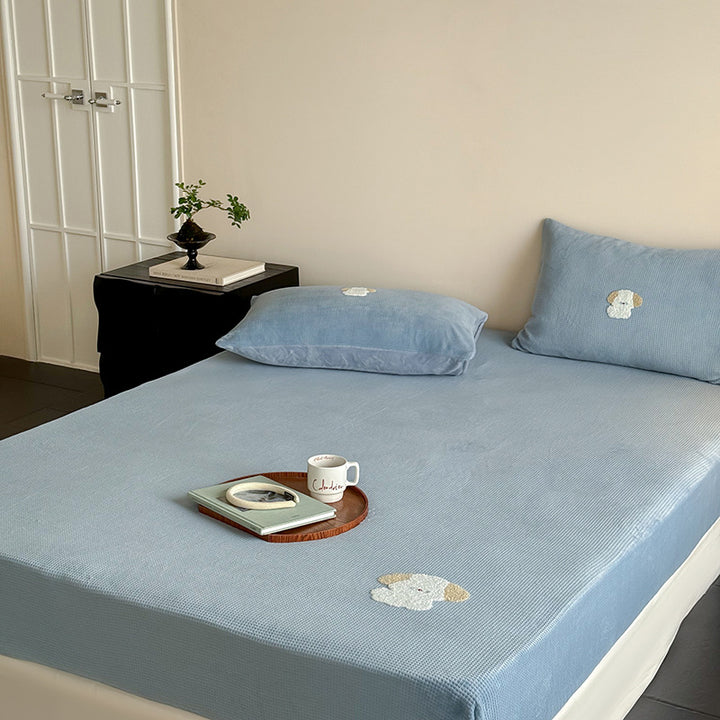 Elastic fitted sheet set made of waffle pique with embroidered panda applique