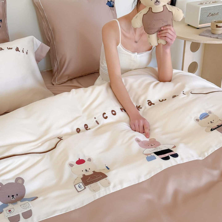Cotton satin bedding set with embroidered bear appliqués and hotel closure