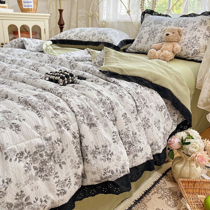 Floral Patterned Quilt Set