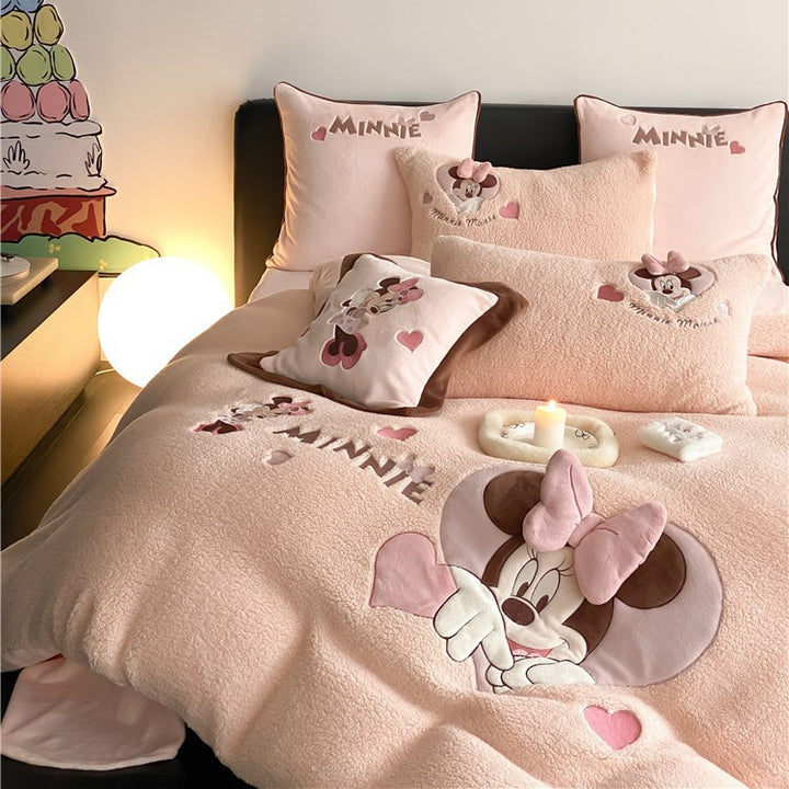 Cozy bedding set with appliquéd plush teddy bears and sherpa surface