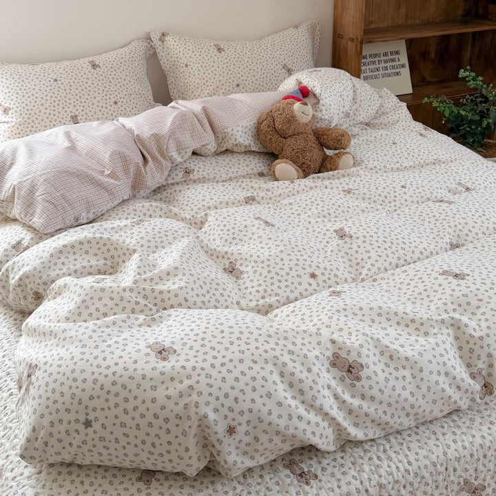 Bedding set made of cotton satin with a delicate micro-flower pattern and hidden hotel closure
