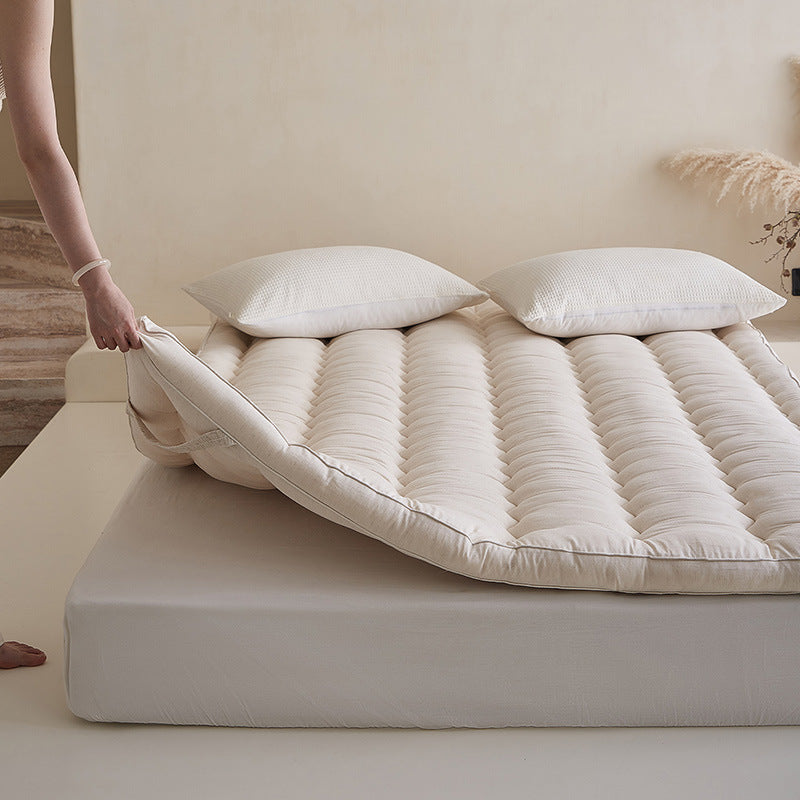 Viscoelastic quilted mattress topper with comfort filling and non-slip underside