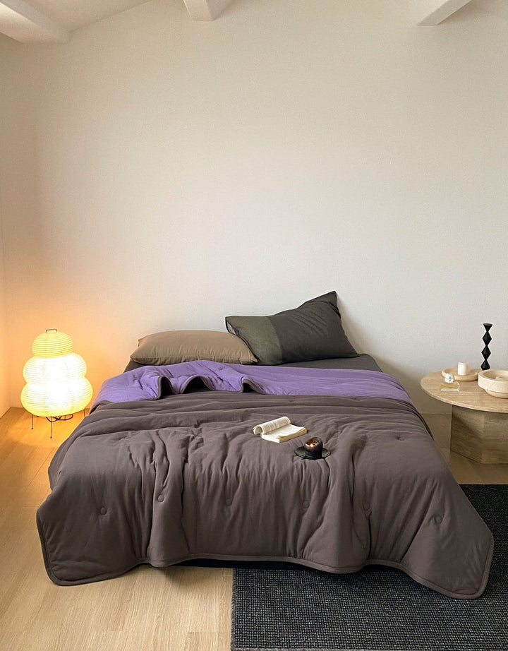 Ultralight climate-regulating quilted blanket with compact filling and cotton surface