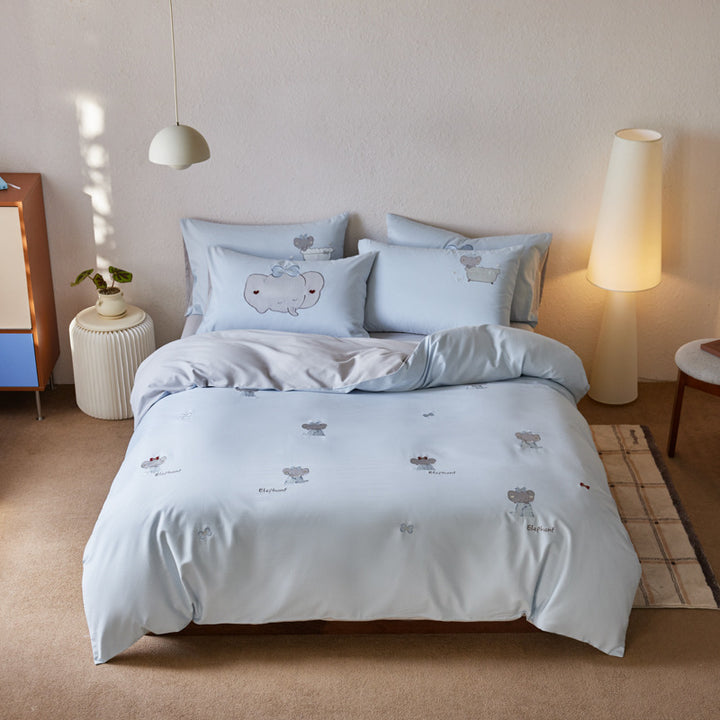 Children's bedding set with embroidered elephant motifs and soft cotton satin