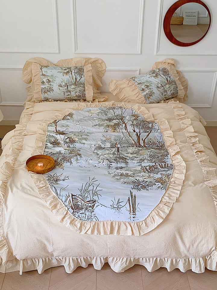Romantic bed set with muslin look, ruffled edge and toile runner