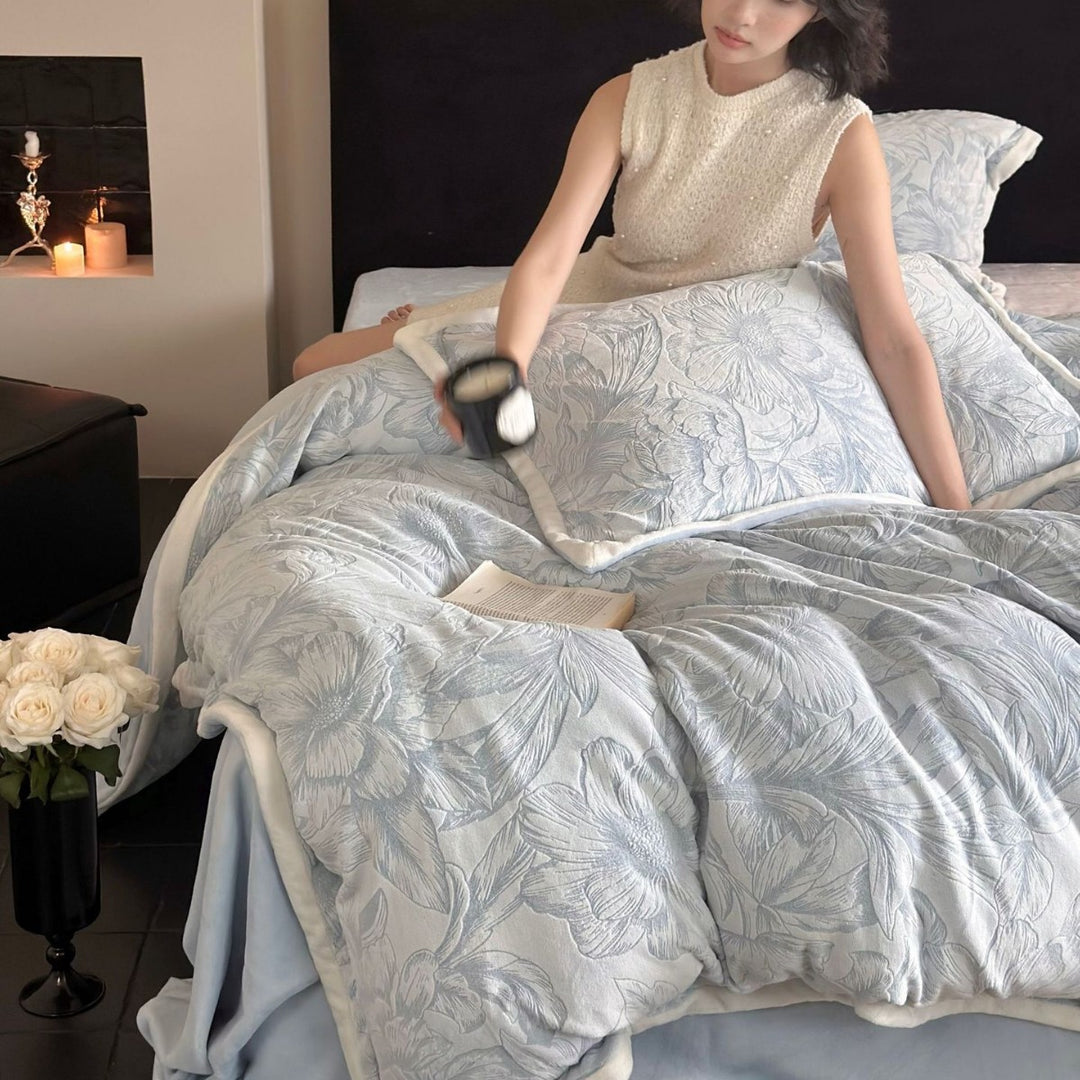 Quilted velvet bedding set with floral relief and reversible function