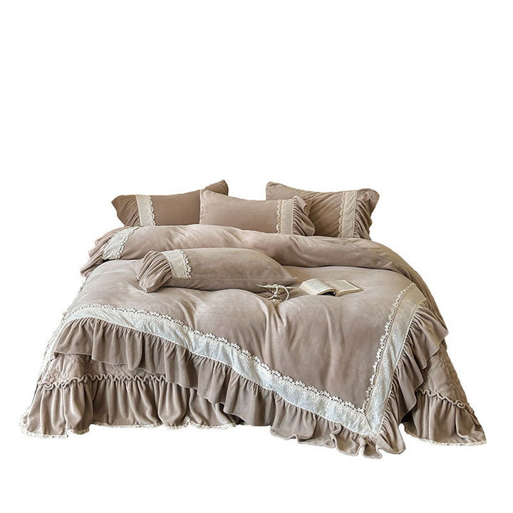 Bedding set with romantic ruffles & lace detail