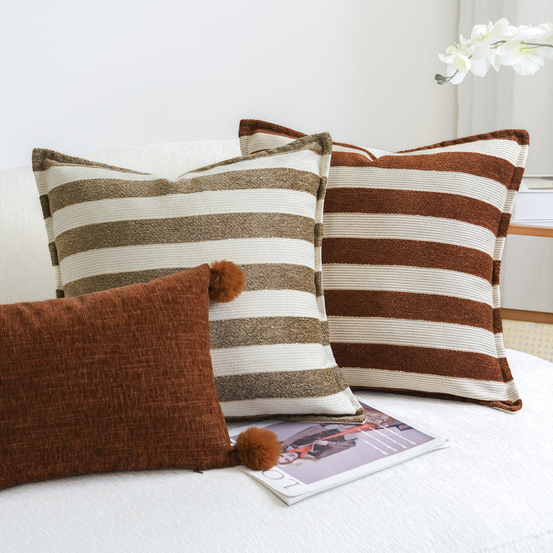 Decorative cushion with tassels