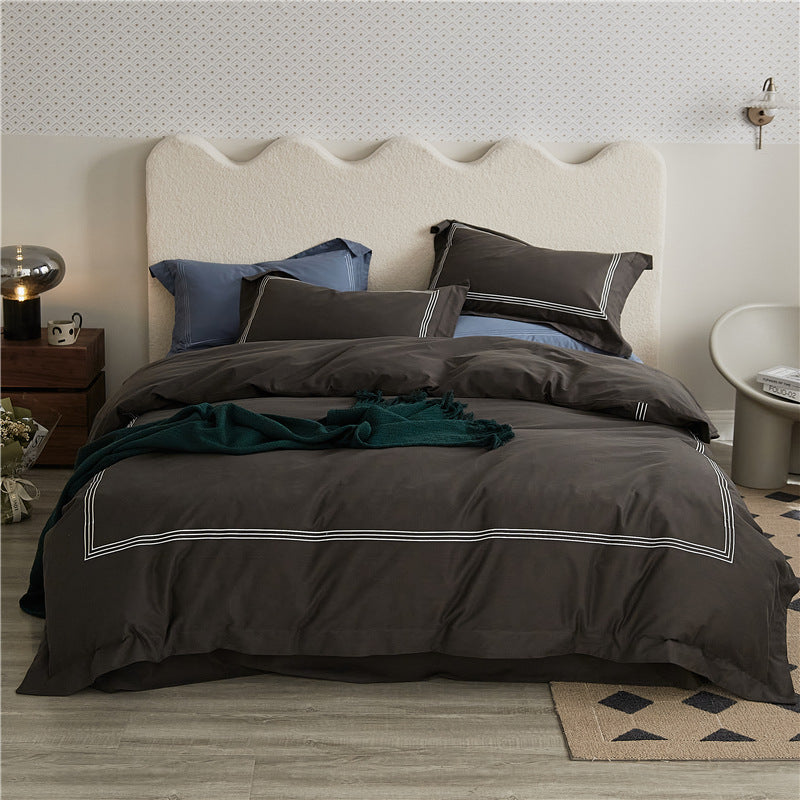 Elegant bed linen set made of cotton satin with fine piping and reversible function