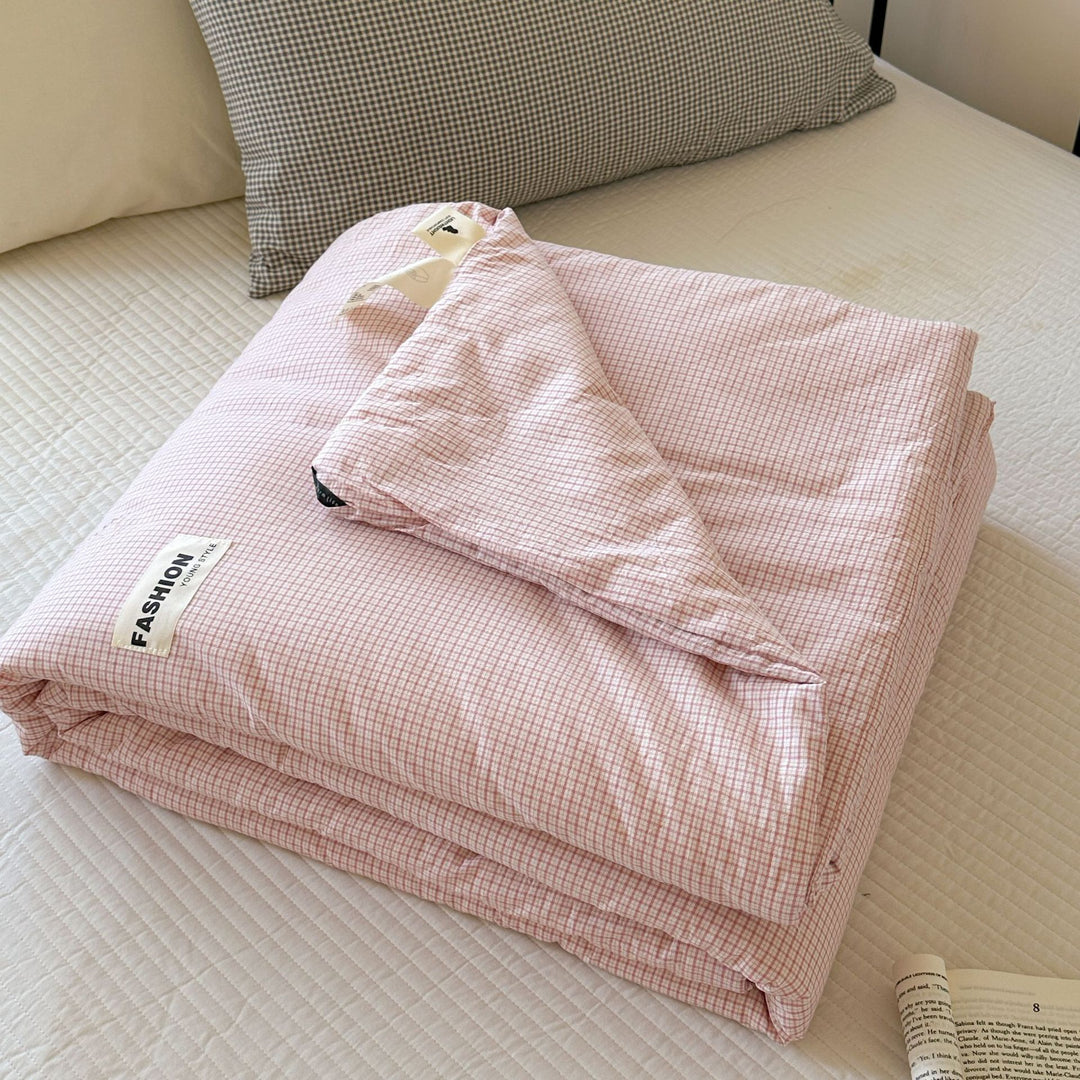 Light quilted all-season quilt made of cotton blend fabric with a fine checked pattern