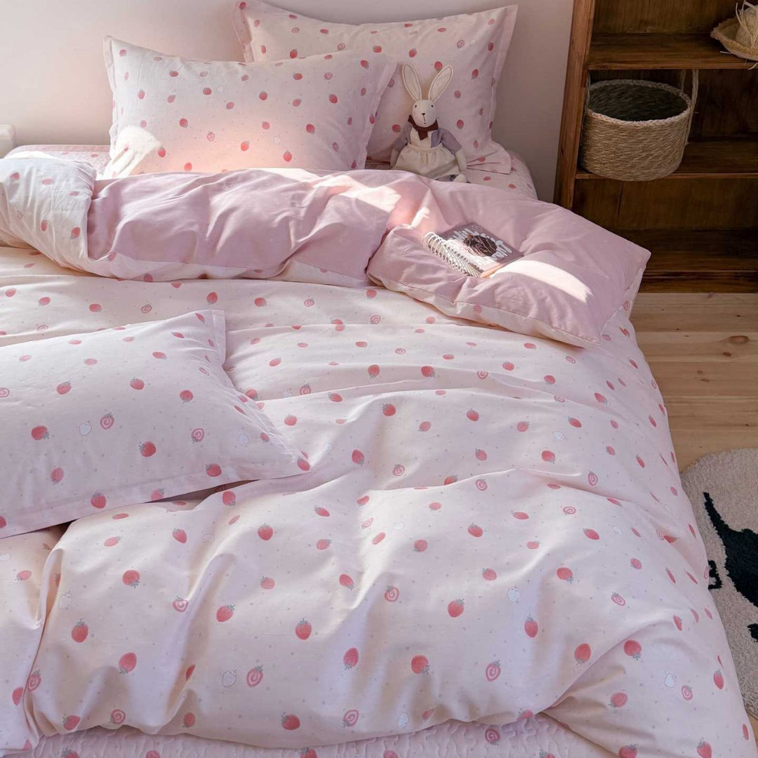 Bedding set made of cotton satin with a delicate micro-flower pattern and hidden hotel closure