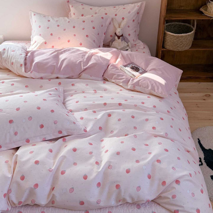 Bedding set made of cotton satin with a delicate micro-flower pattern and hidden hotel closure
