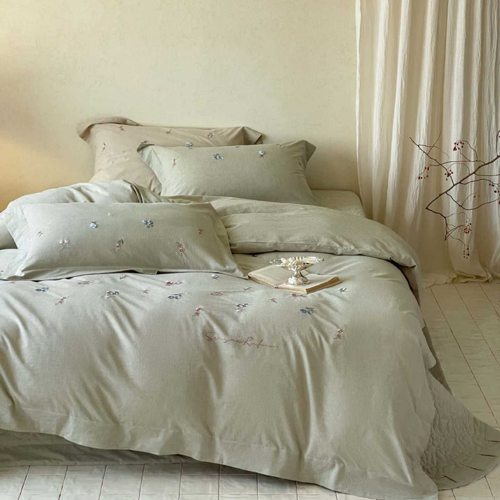 Bedding set made of soft cotton satin with delicate floral embroidery