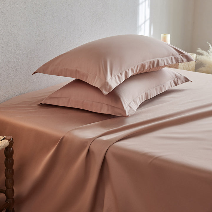 Premium pillowcase and fitted sheet set made of cotton percale with hotel edge
