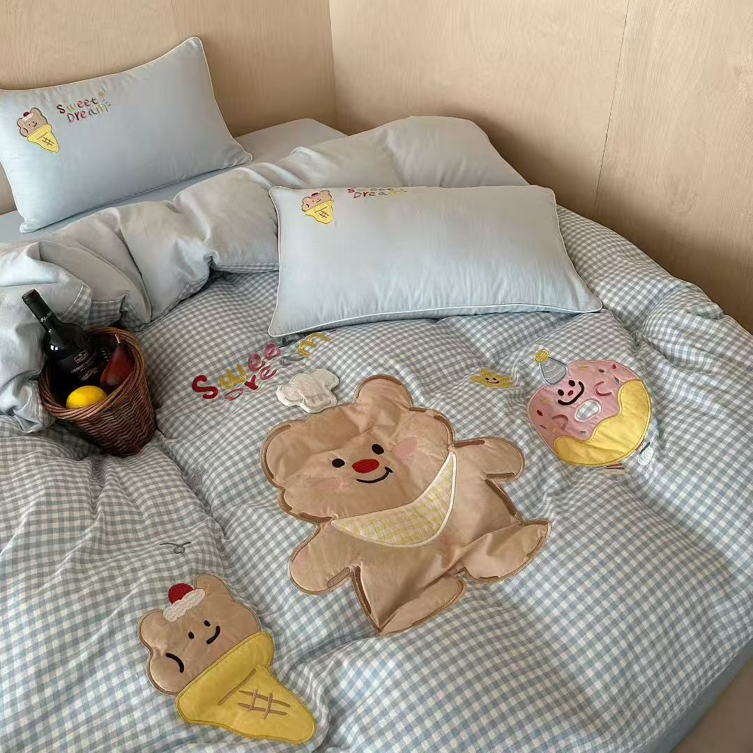 Children's duvet cover set with quilted gingham and cute appliqués