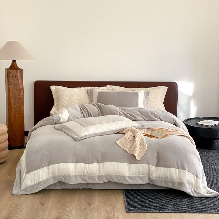 Luxurious cotton satin bedding set with quilted decorative border Stornfield