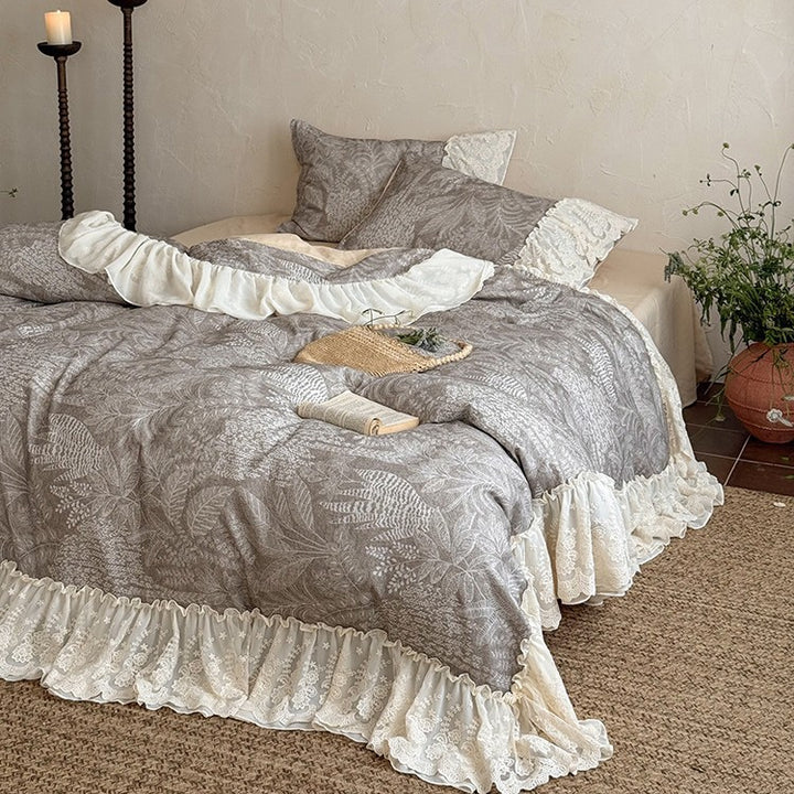 Romantic bed linen set with lace ruffle and linen look