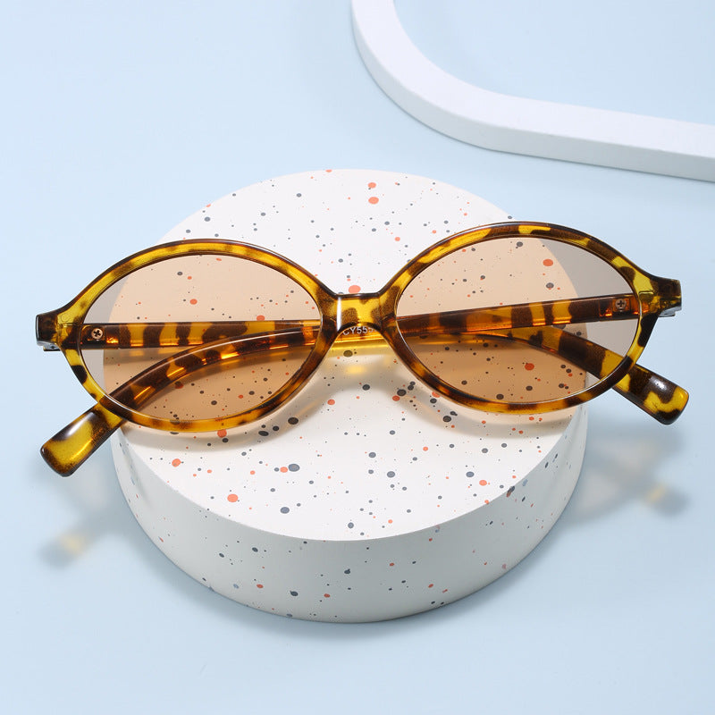 Women's fashionable sunglasses with oval frame and golden accents Stornfield