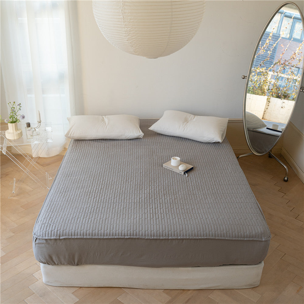 Padded mattress protector with fine quilted texture and all-round elastic band
