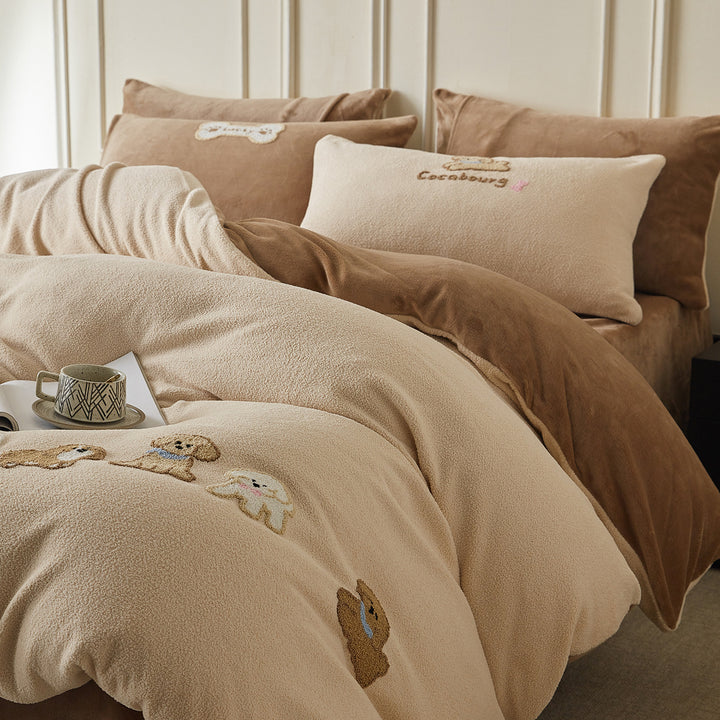 Reversible Sherpa bedding set with embroidered dog motifs
