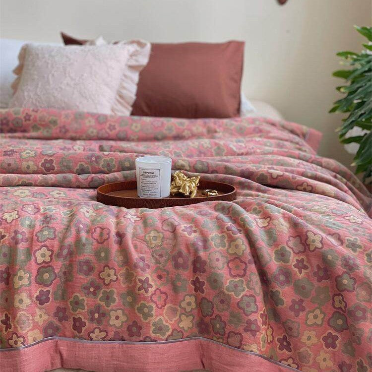 Lightly quilted throw blanket in retro floral jacquard made from cotton-linen mix