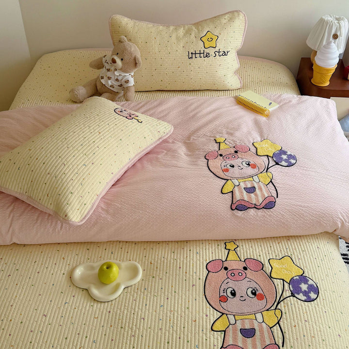 Children's Quilted Bedding Set with Appliqué Animal Motifs and Reversible Plaid Comforter