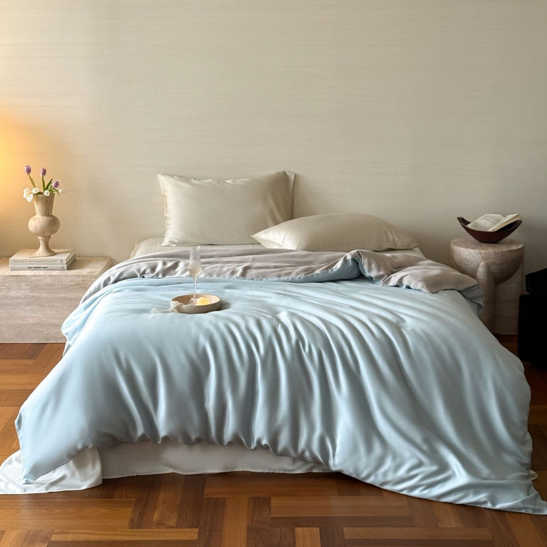 Luxurious satin bedding set with a silky-smooth surface, reversible function and hotel closure
