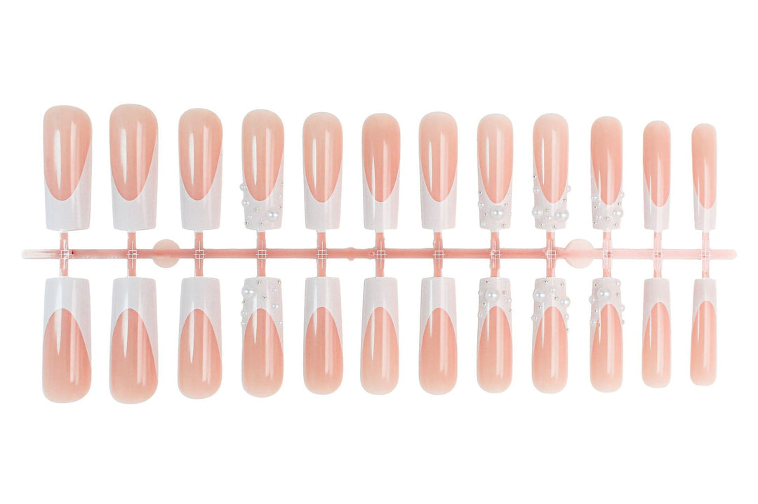 Artificial nails with elegant pearl accents Stornfield